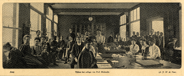 105094 Afbeelding van een zaal met studenten tijdens een college van professor Hubrecht: Ambrosius Arnold Willem ...